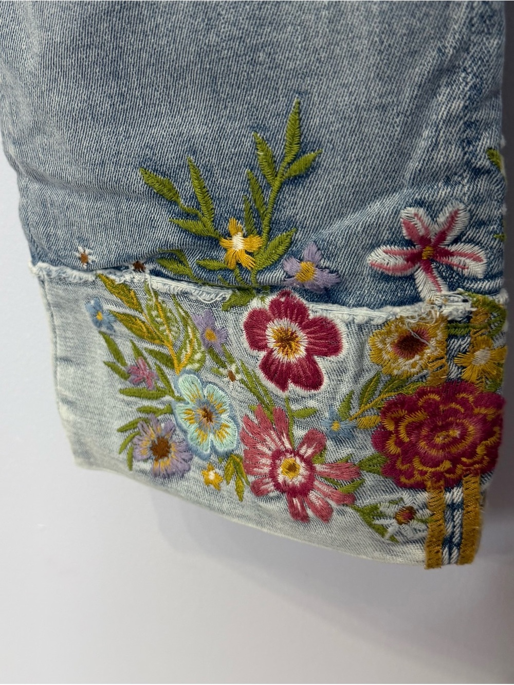 Driftwood Colette floral embroidered jeans. Size 29. Excellent condition! - Picture 3 of 8